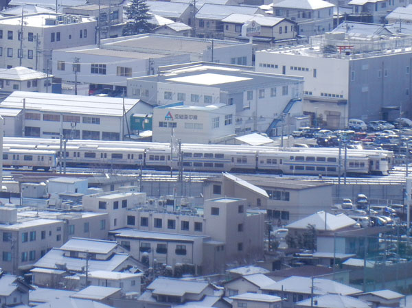 photo：白くなったJR長野車両C・地附山から