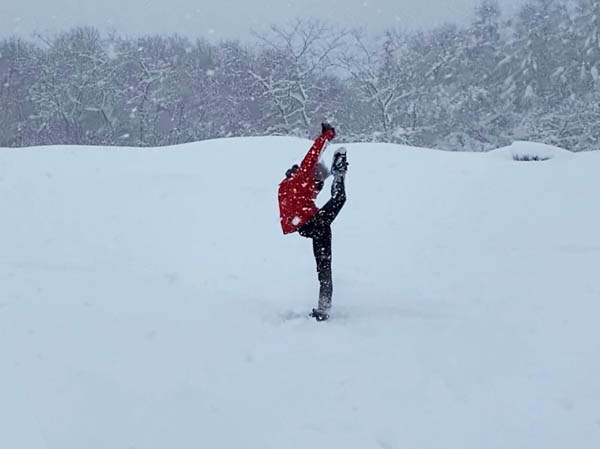 photo：激しく降る雪の信濃町黒姫高原でポーズ