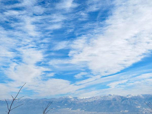 photo：志賀方面の山と高く広がる雲・地附山から