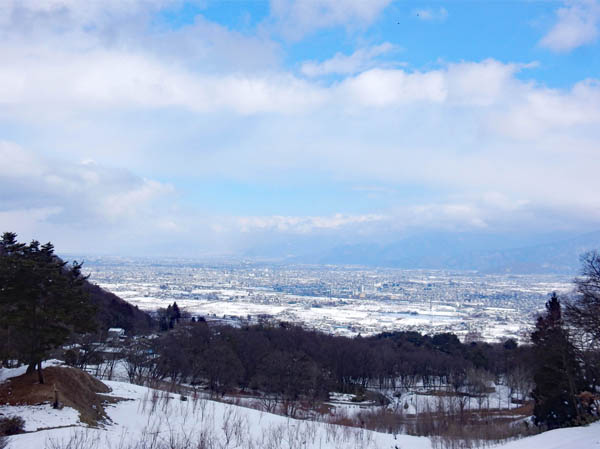 photo：市街地にはは青空が・茶臼山