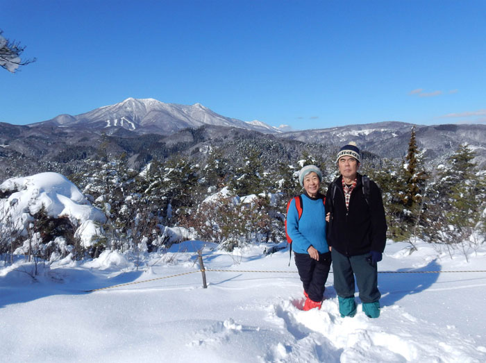 photo：青空に飯縄山、黒姫山、妙高山・地附山山頂から