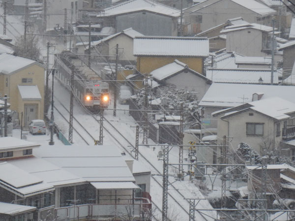 photo：雪の中を走る長野電鉄 8500系・城山公園から