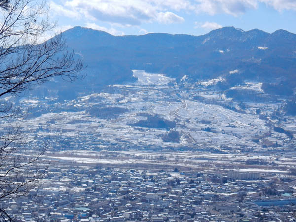 photo：雪が残る姨捨の棚田・有明山から