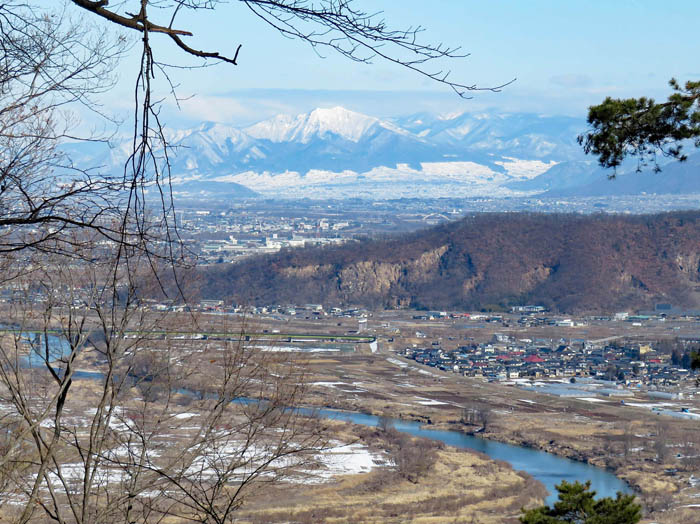 photo：高社山と千曲川