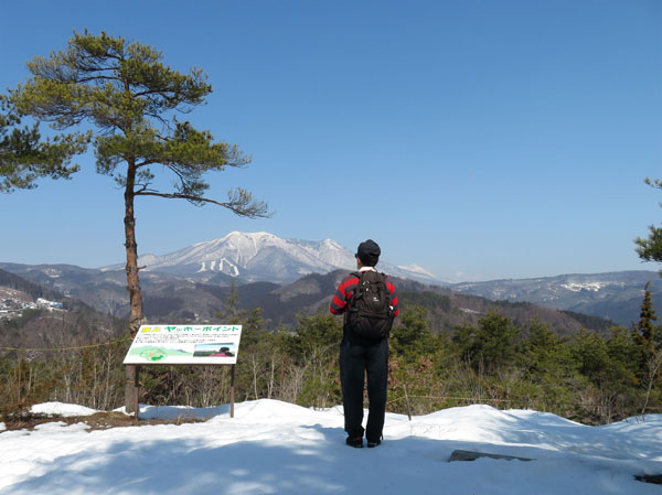 photo：山頂から飯縄山を見る・地附山