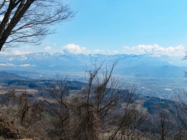 photo：山頂から善光寺平（小布施、中野方面）と志賀高原方面の山々を望む・髻山