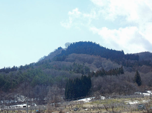 photo：飯綱町登山口から見た髻山