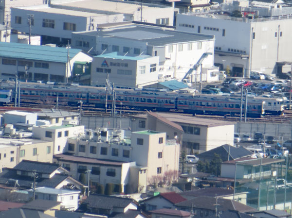 photo：湘南色帯の211系電車・地附山から