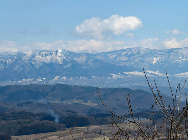 写真：山頂から奥志賀方面の山・髻山