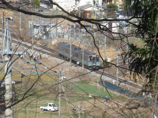 photo：JR篠ノ井線を走るE127系電車・長谷寺から