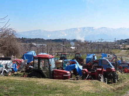 photo：たくさんの農機具・飯綱町髻山山麓