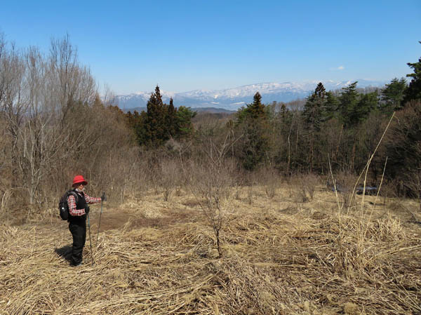 photo：枯れた藪原から志賀の山々を見る・髻山
