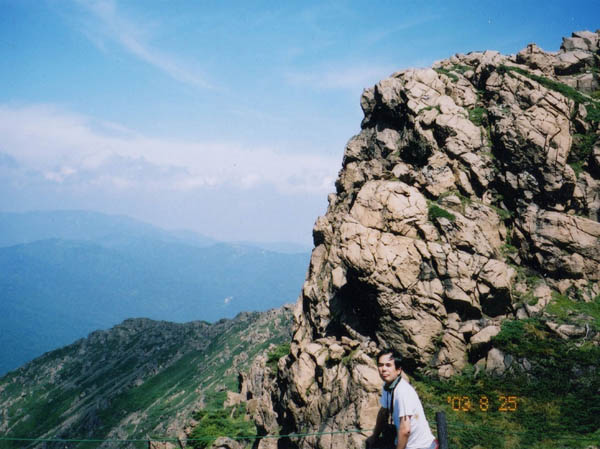 photo：山頂近くの蛇紋岩・至仏山