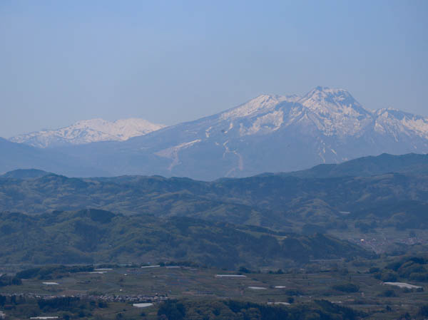 photo：火打山（左）、妙高山。鴨ヶ嶽山頂から