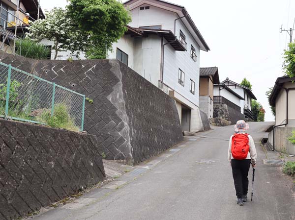 photo：中野市内を歩いて登山口を目指す：鴨ヶ嶽