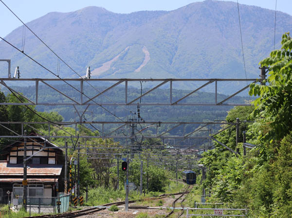 photo：飯縄山と山麓を降ってくる北しなの線電車：牟礼駅