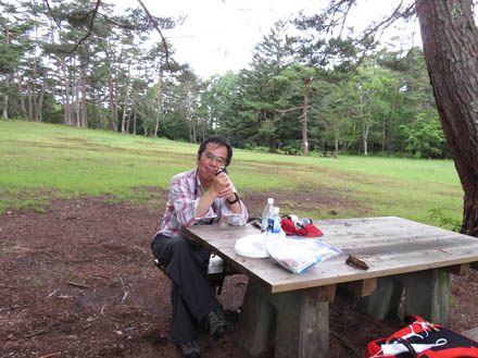 photo：誰もいない広場のテーブルでおにぎりを食べる：飯綱高原一の鳥居苑地