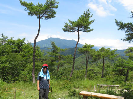 photo：飯縄山が見える山頂で：地附山