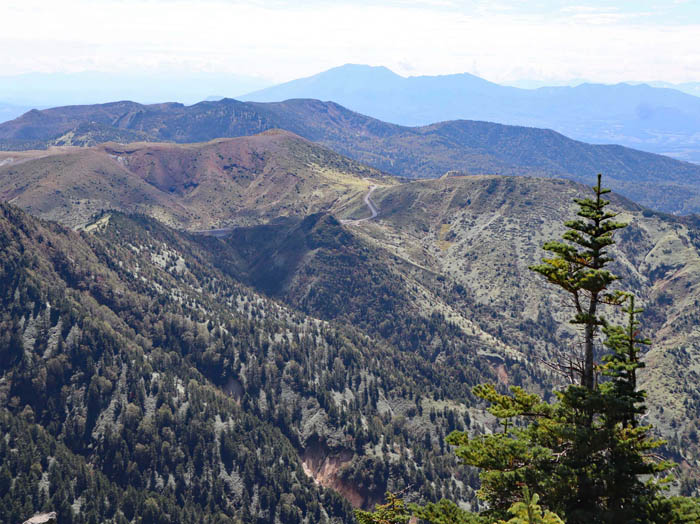 photo：横手山山頂からの眺め、遠方に浅間山
