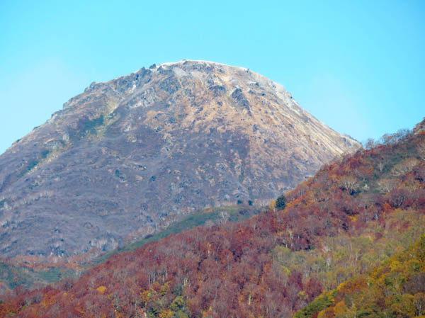 焼山を拡大（頂上が白い）：妙高笹ヶ峰