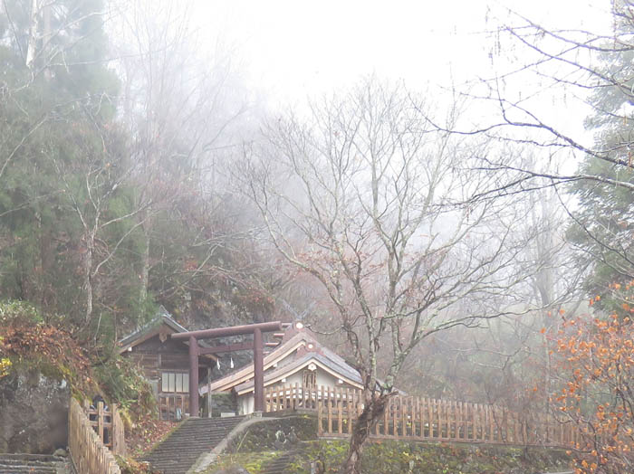 photo：霧にけむる戸隠奥社