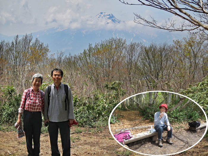 写真16妙高がてっぺんだけ見える山頂で：袴岳