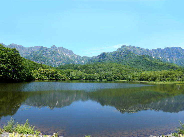 鏡池に映る戸隠連峰