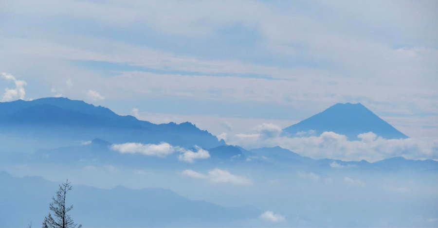 写真・秩父の山々と富士山
