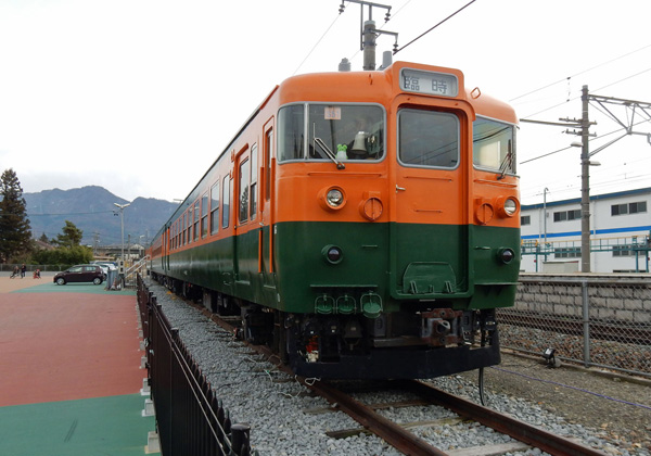 写真・坂城駅に展示されている169系電車