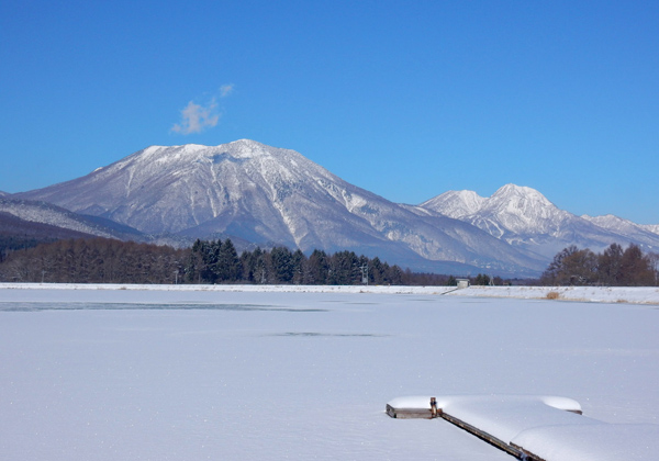 写真・結氷した霊仙寺湖と黒姫山と妙高山