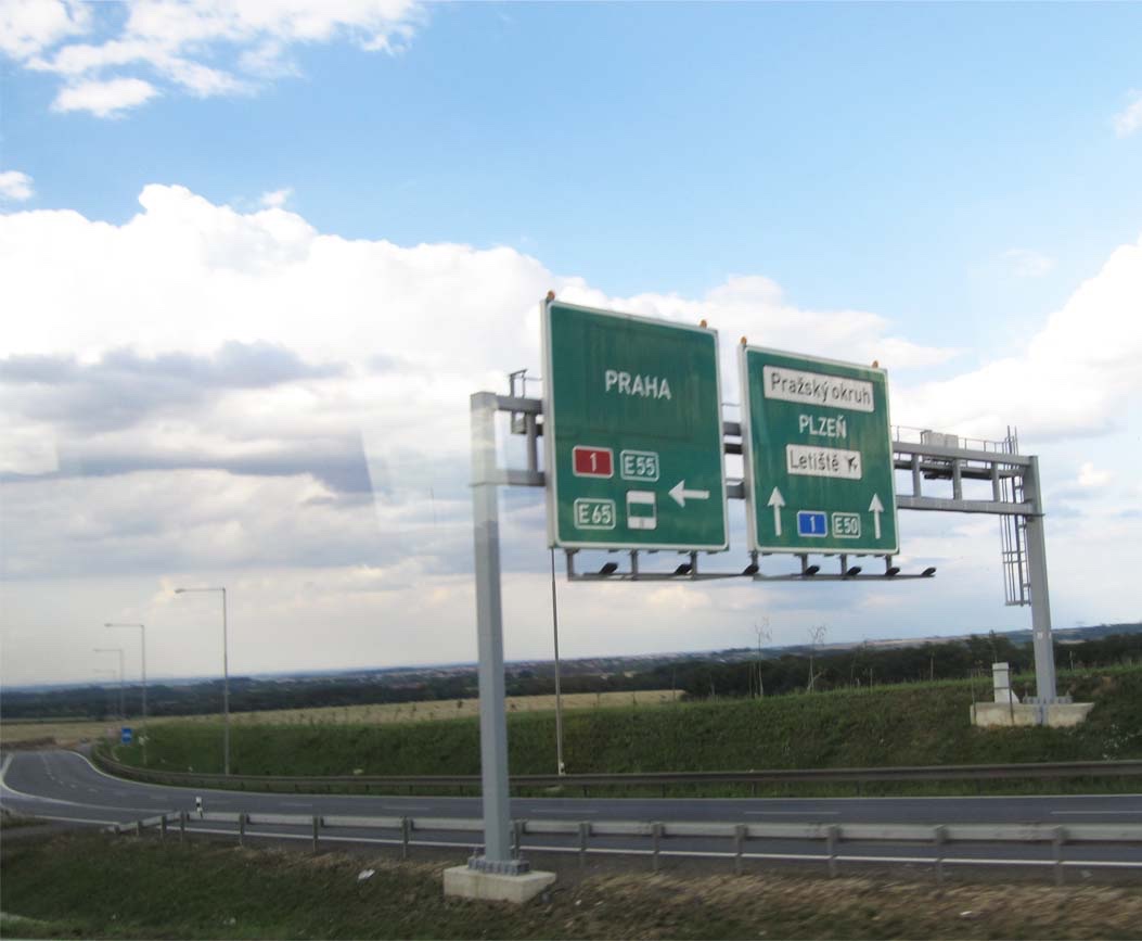 写真・プラハへ高速道路の標識