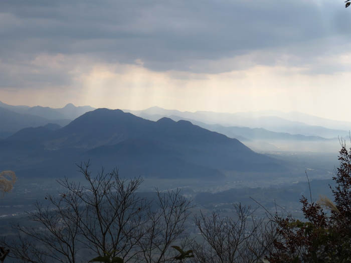 photo： 高社山に陽がそそぐ：黒岩山