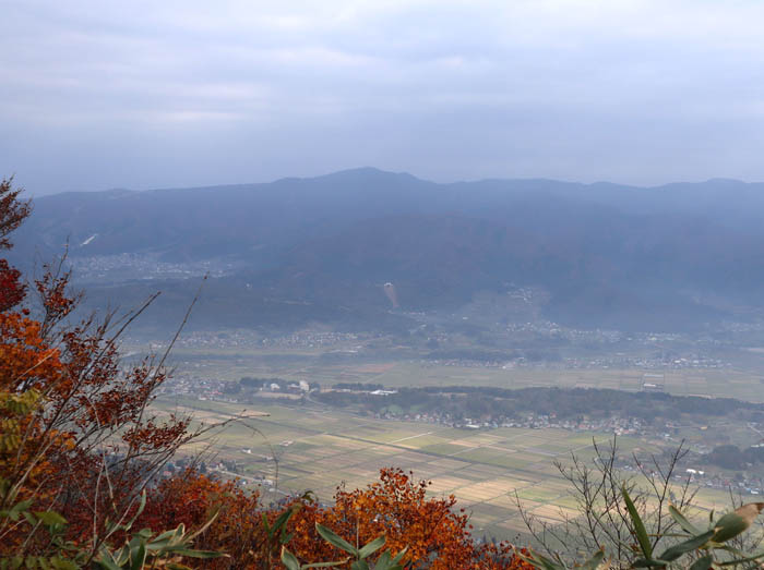 photo： 野沢温瀬方面の山：黒岩山
