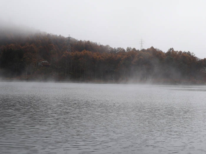 photo：湖面から靄が立ち上る聖湖