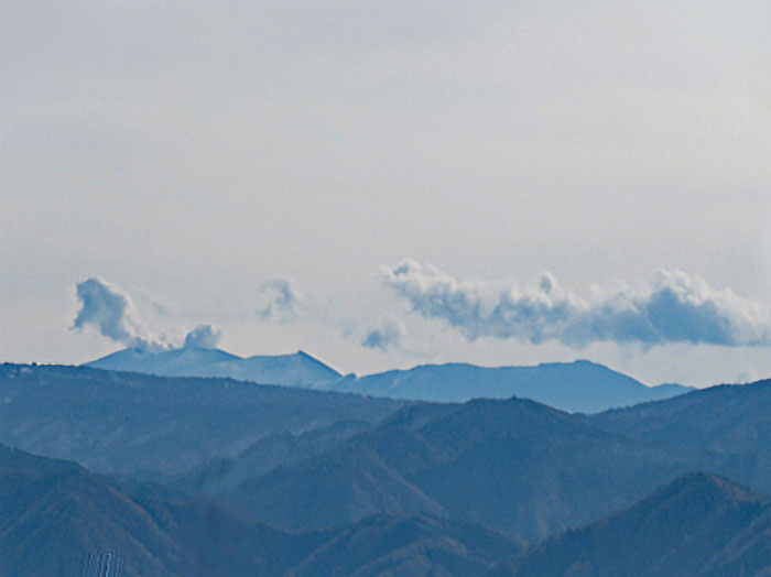 photo：浅間山（左）から雲：地附山