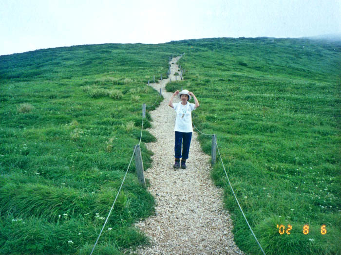 photo15大草原の中を仙ノ倉山へ