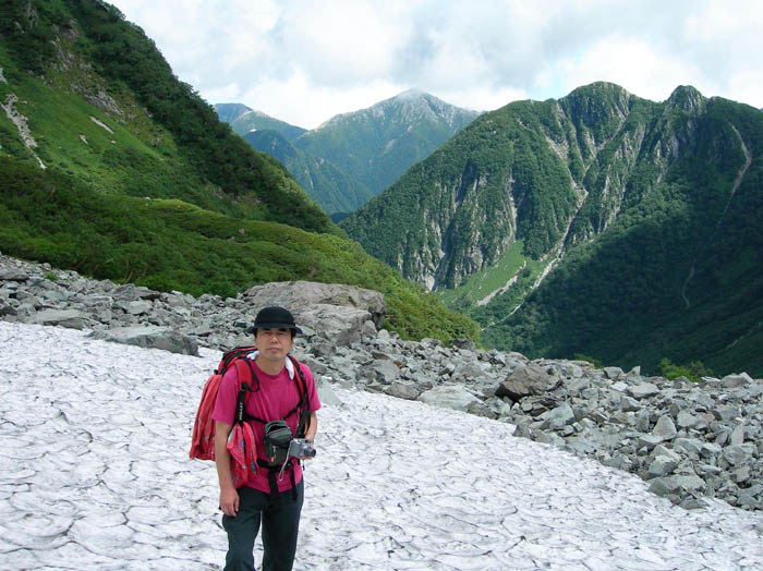 photo21雪渓を登る/涸沢