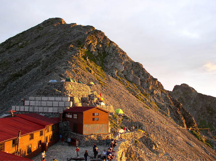 photo41朝日を浴びる穂高岳山荘