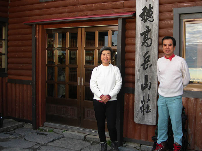 photo48穂高岳山荘の前で