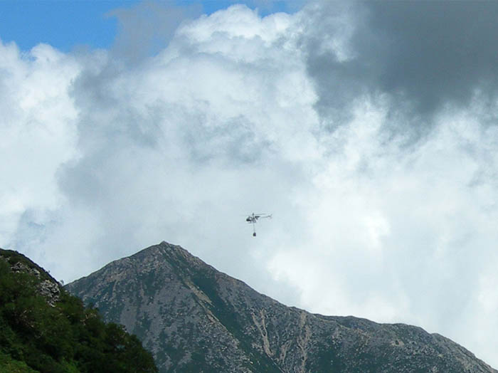 photo55カートリッジを運ぶヘリコプター/涸沢ヒュッテから