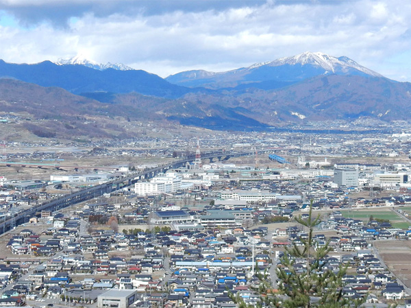 photo：飯縄山(右)と北陸新幹線