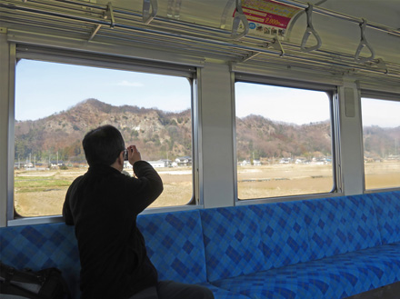 photo：歩いた山を車窓から写す・上信電鉄
