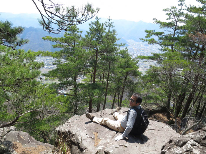 写真・垂直の岩の上で：尼厳山
