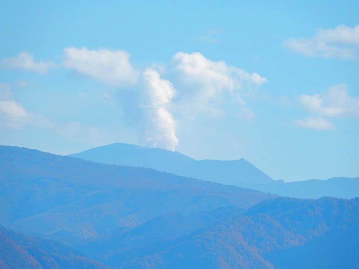 浅間山の噴煙：地附山から