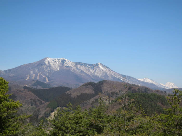 地附山から見た飯縄山、黒姫山、妙高山