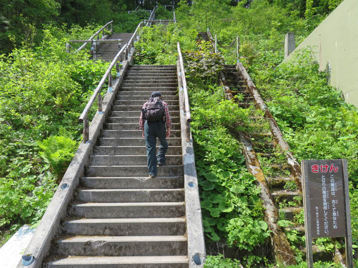 photo：まず急な階段を登る