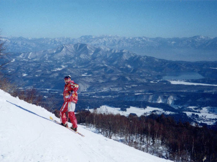 photo：杉ノ原スキー場から野尻湖を見下ろす