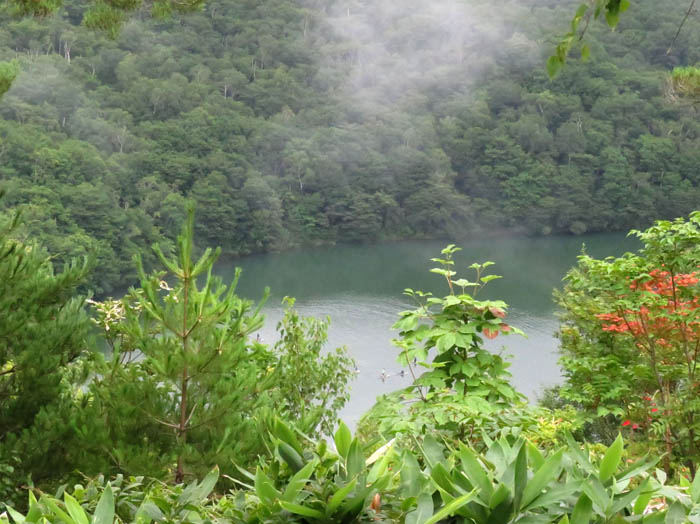 山頂から琵琶池を見下ろす：志賀高原旭山