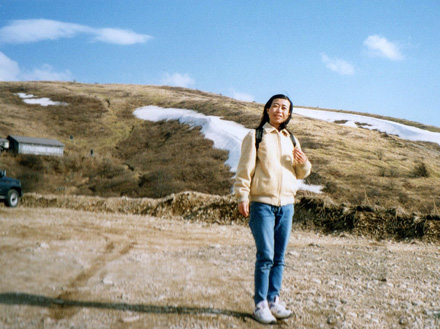 photo・雪の残る鉢伏山（左に愛車）