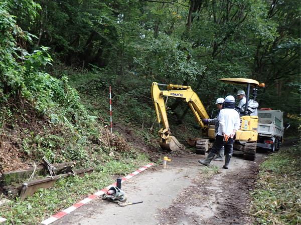 登山口への道は工事中：茶臼山 